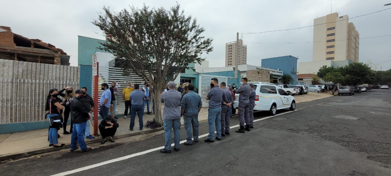 Foto 5 de 8 — Emoção no Velório: Araraquara se despede de Tiago Baldassari; assista